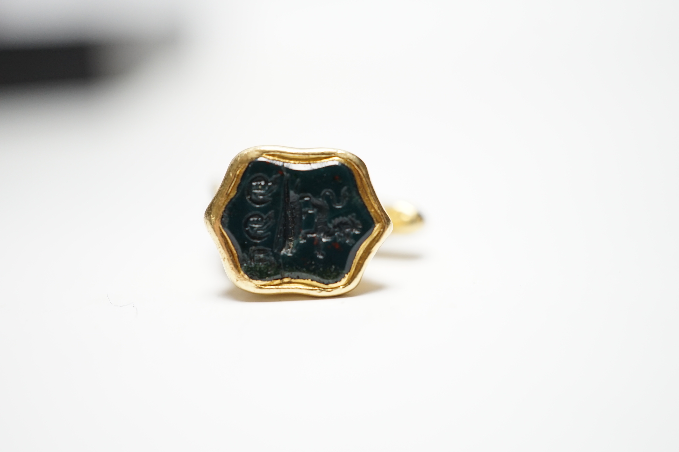 A 19th century yellow metal and bloodstone inset horse's head seal, the matrix carved with crest, 18mm.